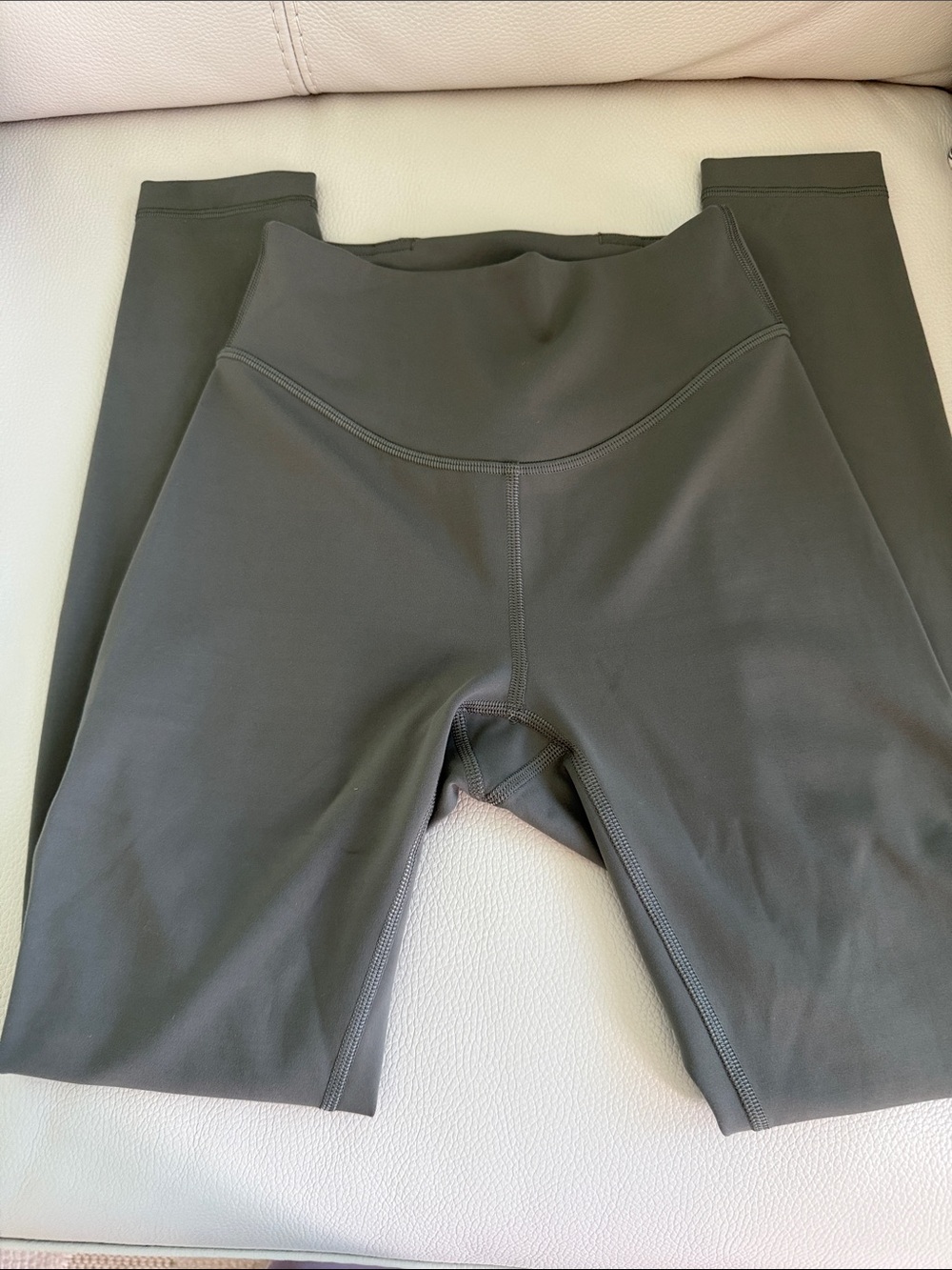 Lululemon SmoothCover High Rise Leggings 25”. Size 2